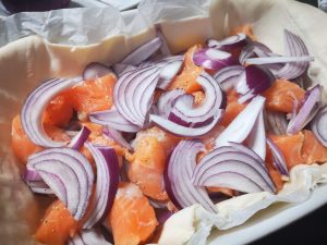 Cestino al salmone e cipolla rossa