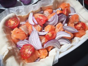 Cestino al salmone e cipolla rossa