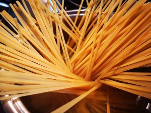 Linguine saltate alle cipolle caramellate