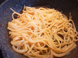 Linguine saltate alle cipolle caramellate