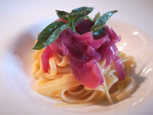 Linguine saltate alle cipolle caramellate