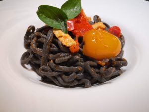 Pasta fresca al nero di seppie e ragù al pesce spada