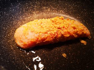 Salmone croccante con salsa alla senape e miele