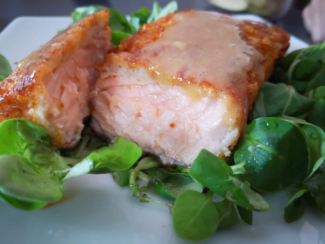 Salmone croccante con salsa alla senape e miele