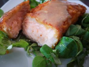 Salmone croccante con salsa alla senape e miele