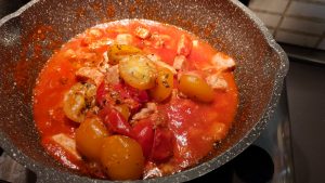 Pasta fresca al nero di seppie e ragù al pesce spada