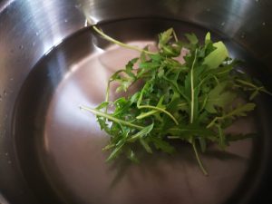 Pasta al pesto di rucola, basilico e mandorle