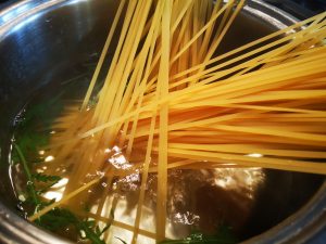 Pasta al pesto di rucola, basilico e mandorle