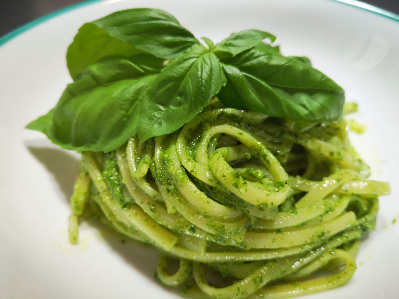 Pasta al pesto di rucola, basilico e mandorle