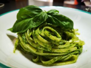 Pasta al pesto di rucola, basilico e mandorle