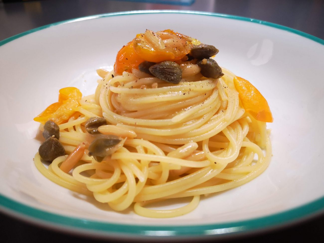 Spaghetto ai pomodorini gialli e capperi