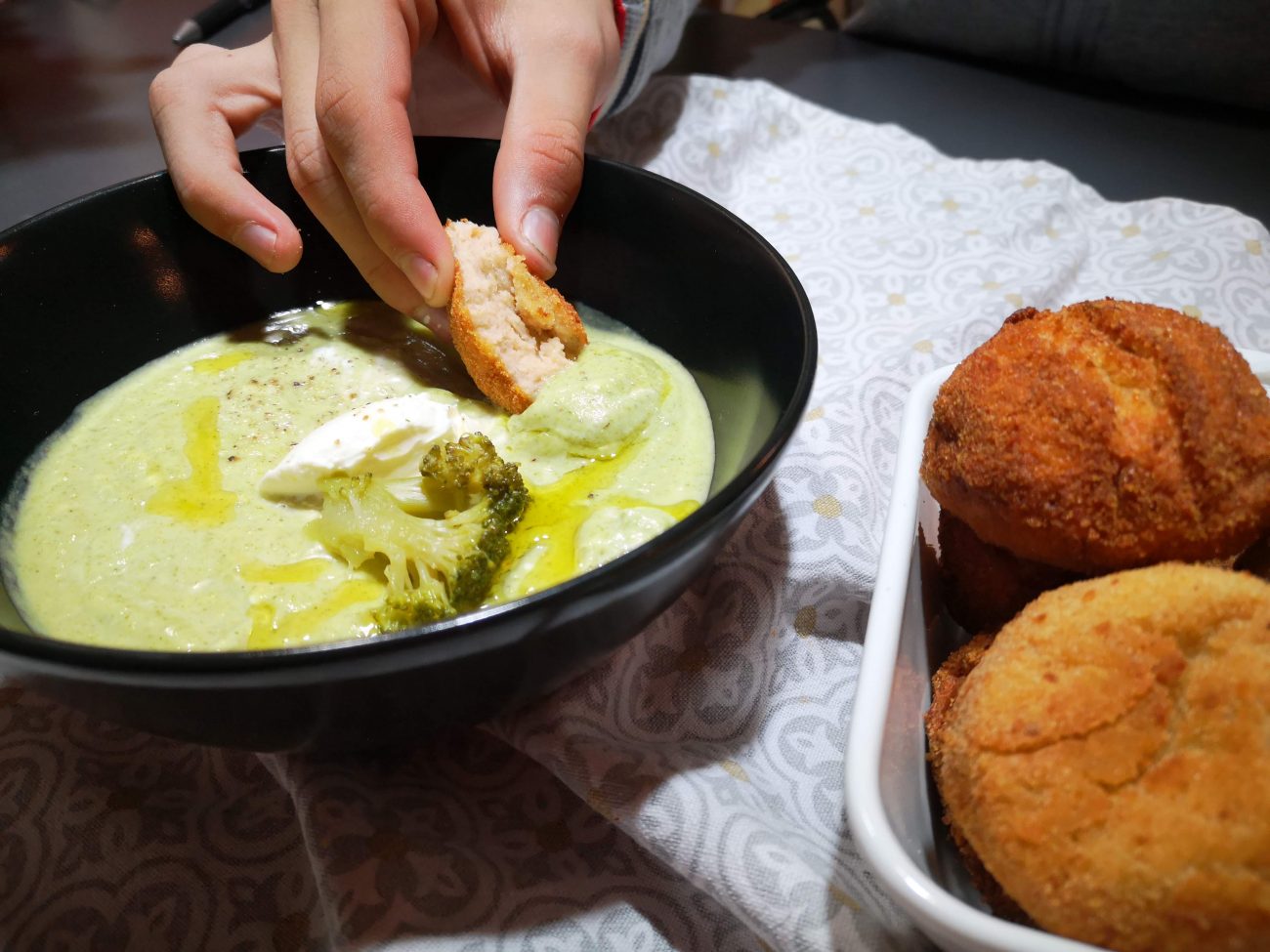 Vellutata di broccoli e polpette di gamberi