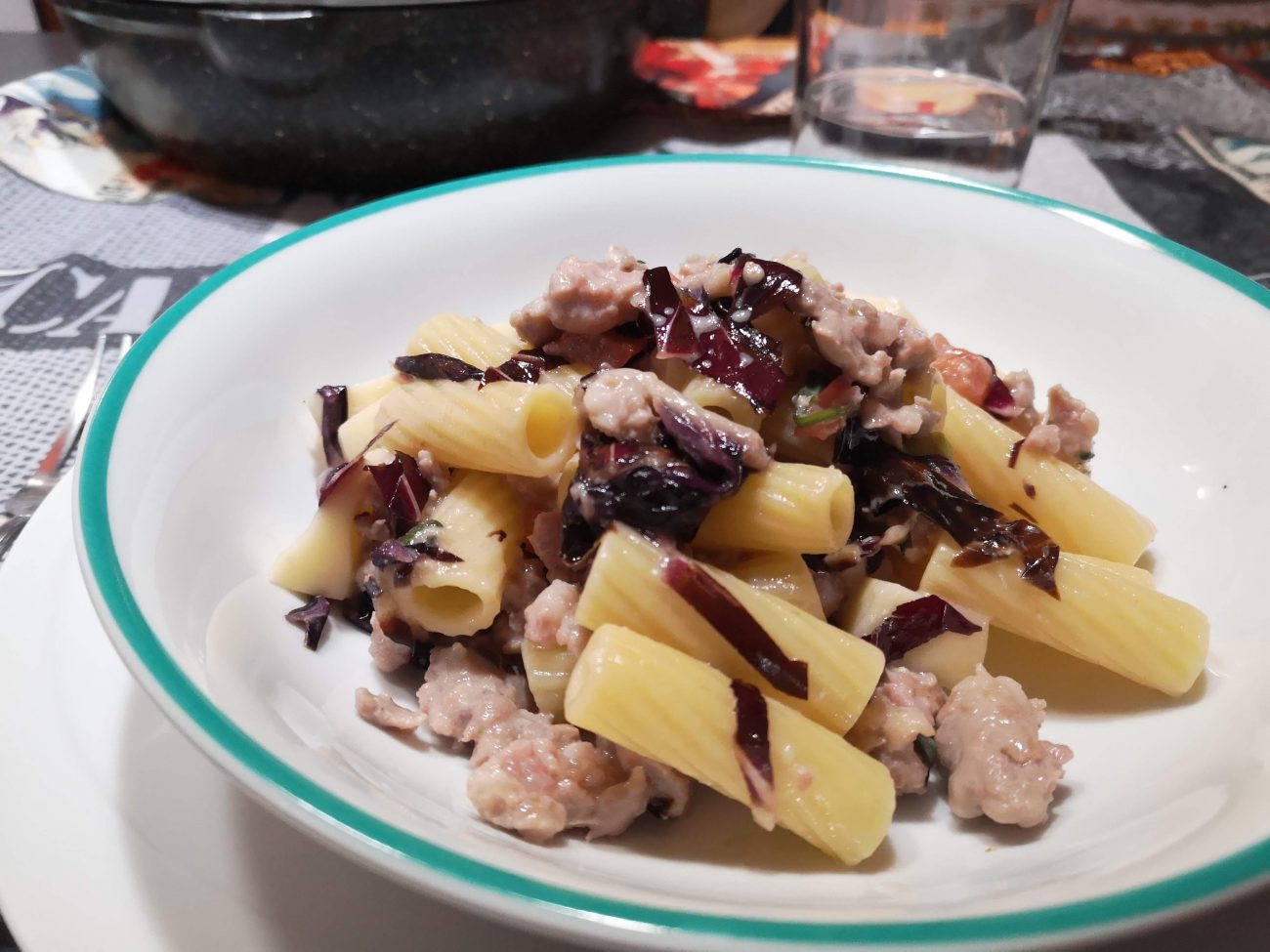 Tortiglioni con radicchio, primo sale e salsiccia