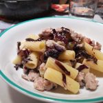 Tortiglioni con radicchio, primo sale e salsiccia