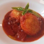 Uova sode in salsa di pomodoro: ricetta siciliana