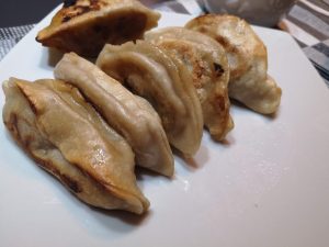 Gyoza cinesi con verdure e gamberoni