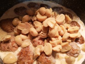 Polpette in crema di latte e funghi