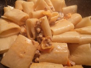 Paccheri con peperoni e salsiccia