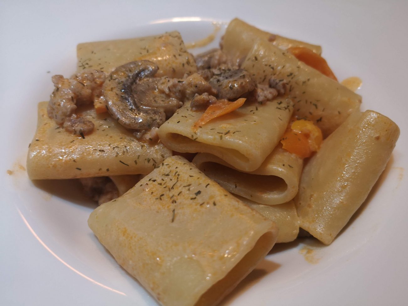 Paccheri con peperoni e salsiccia