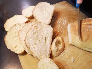 Crostoni di pane con salsiccia e pistacchio