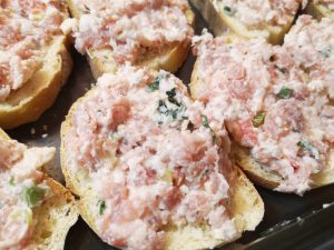 Crostoni di pane con salsiccia e pistacchio