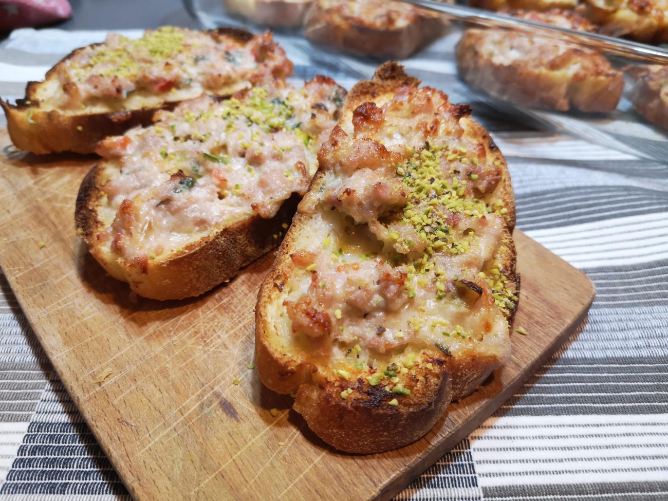 Crostoni di pane con salsiccia e pistacchio