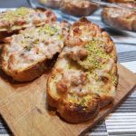 Crostoni di pane con salsiccia e pistacchio
