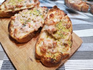 Crostoni di pane con salsiccia e pistacchio