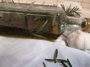 Olio aromatizzato al rosmarino