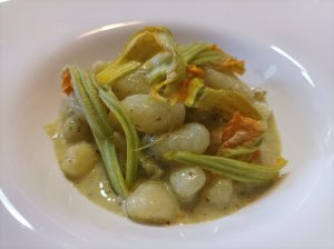 Gnocchi con crema di stracchino e fiori di zucca