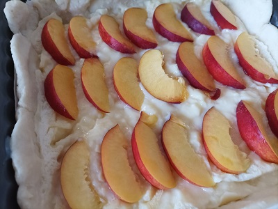 Quadrotti morbidi con crema alla vaniglia e pesche