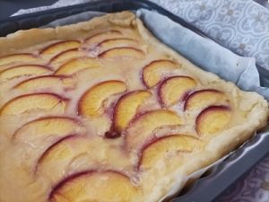 Quadrotti morbidi con crema alla vaniglia e pesche