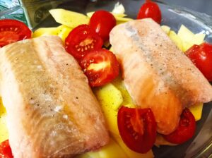 Salmone al forno con patate e pomodoro