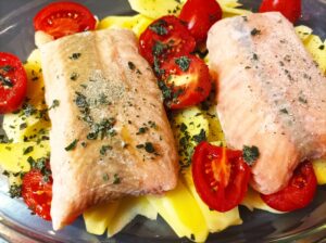 Salmone al forno con patate e pomodoro