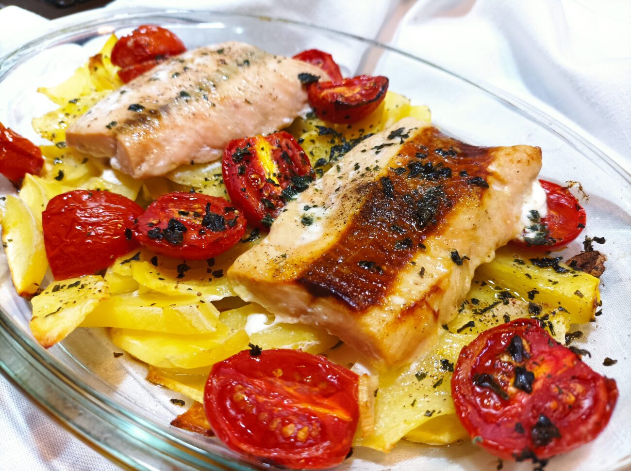 Salmone al forno con patate e pomodoro