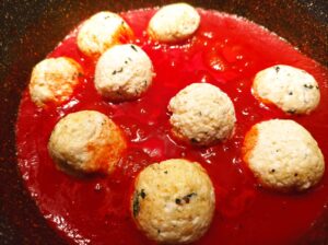 Polpette di ricotta in rosso