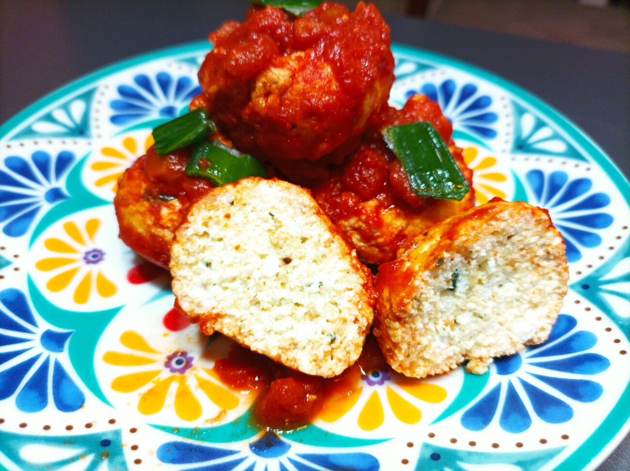 Polpette di ricotta in rosso