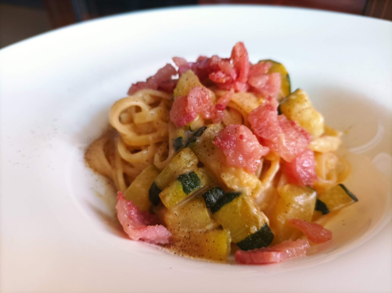 Pasta zucchine e guanciale cremosi