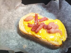 Crostoni di pane con crema all'uovo