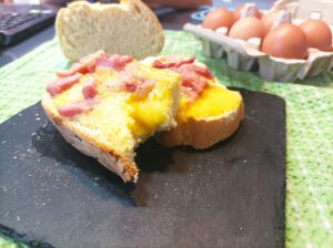 Crostoni di pane con crema all'uovo