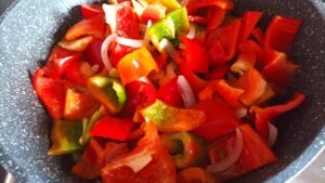 I peperoni in agrodolce alla siciliana, nella mia cucina hanno sempre avuto un posto speciale, è un contorno semplice