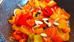 I peperoni in agrodolce alla siciliana, nella mia cucina hanno sempre avuto un posto speciale, è un contorno semplice