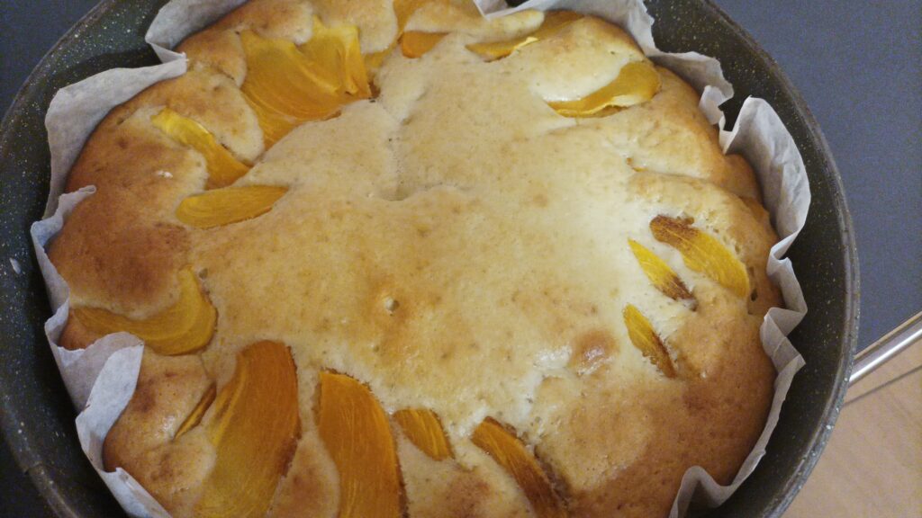 Torta Nua con crema bianco mangiare e  kaki mela