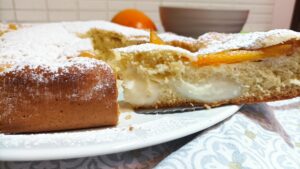 Torta Nua con crema bianco mangiare e  kaki mela