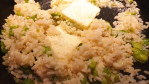 Risotto con fave e nocciole