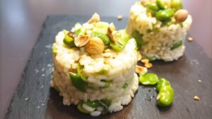 Risotto con fave e nocciole