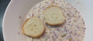 Pane fritto con mele e lamponi