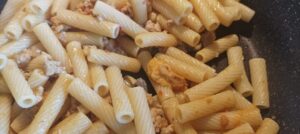 Tortiglioni salsiccia e crema allo zafferano