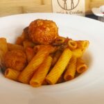 Pasta con polpette e melanzane al sugo